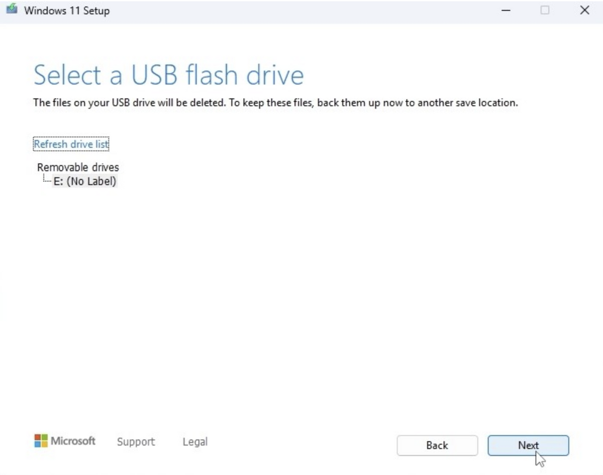 Windows 11 Setup — Select a USB flash drive